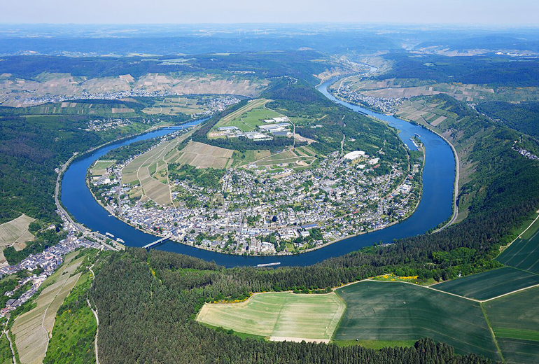 Aerial view of the Moselle in Traben-Trarbach (photo by Carsten Steger - CC BY-SA 4.0)