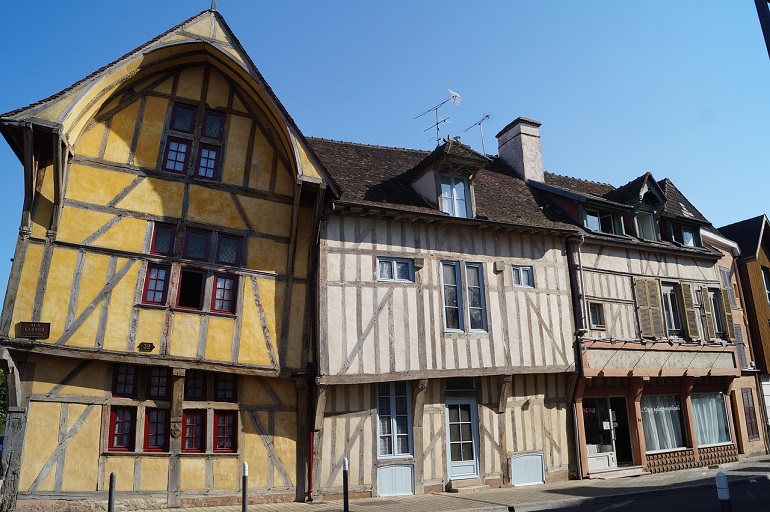 Timber-framed houses, Troyes (photo by derbocholter from Pixabay)
