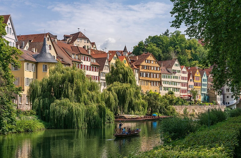 The Neckar River waterfront with Hölderlin Tower on the left, Tübingen (photo by Roman Eisele - CC BY-SA 4.0)