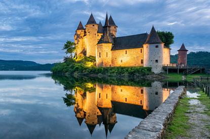 Château de Val, Auvergne (photo by Tournasol7 - CC BY 4.0)