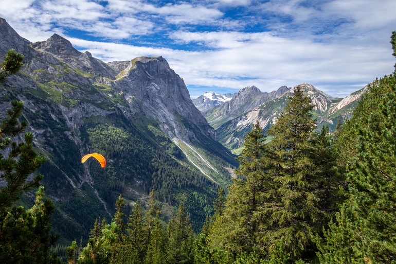 Paragliding over the pralognan mountains in the Vanoise National Park (© Daboost | Dreamstime.com)