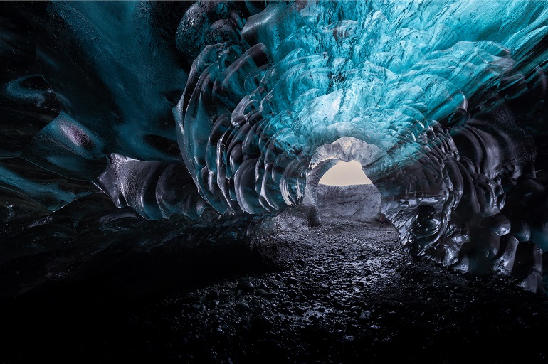 Blue ice cave in Vatnajökull glacier, Vatnajökull National Park (© Alfredo Ruiz Huerga | Dreamstime.com)