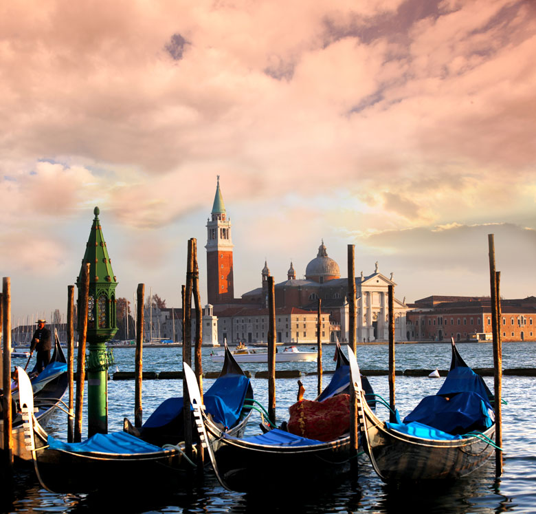 Gondolas on Grand Canal, Venice (© samott - Fotolia.com)