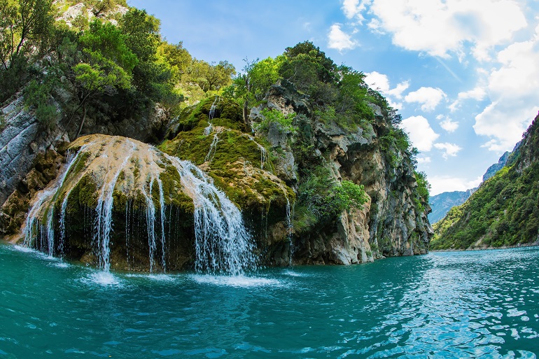 Waterfall in the Verdon Gorge (© Kushnirov Avraham | Dreamstime.com) Waterfall in the Verdon Gorge (© Kushnirov Avraham | Dreamstime.com)