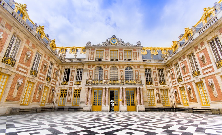 Front façade of the Château de Versailles (© Pablo Hidalgo | Dreamstime.com)