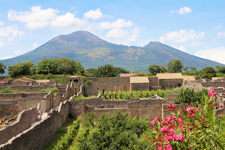 Mount Vesuvius from Pompeii (© Dwnld777 | Dreamstime.com)
