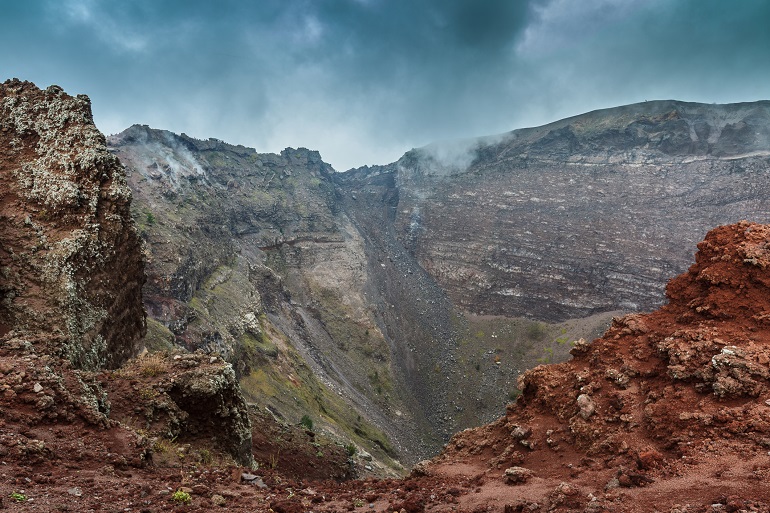 Crater of Mount Vesuvius (© Porojnicu | Dreamstime.com)