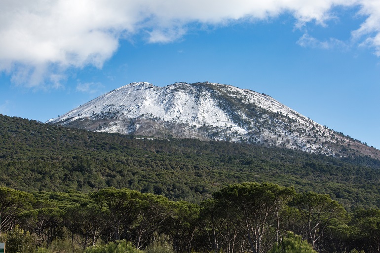 Snow-capped Mount Vesuvius in winter (© Callistemon3 | Dreamstime.com)