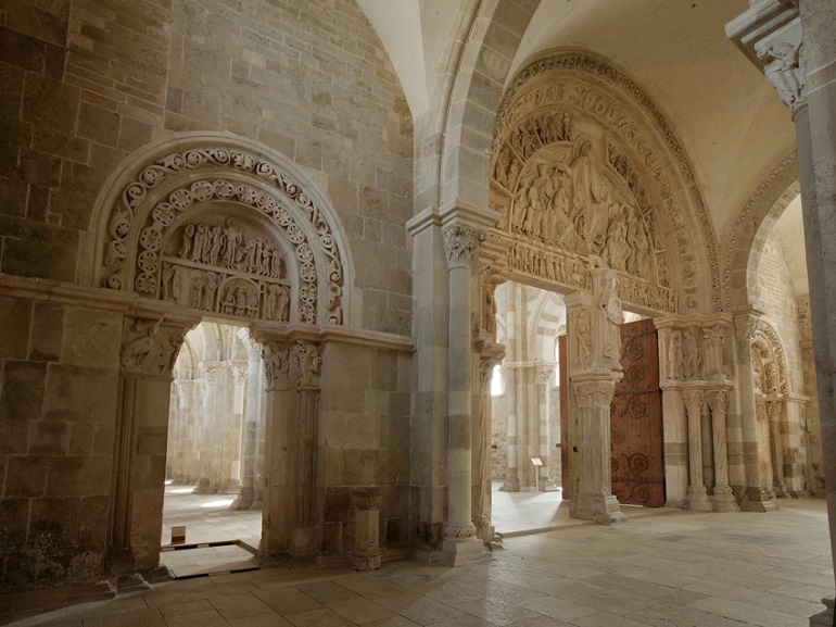 Interior of Mary Magdalene Basilica, Vézelay Abbey (photo by PMRMaeyaert - CC BY-SA 3.0)