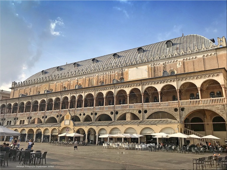 Basilica Palladiana on the Piazza dei Signori, Vicenza (photo by Jorbasa Fotografie - CC BY-ND 2.0)