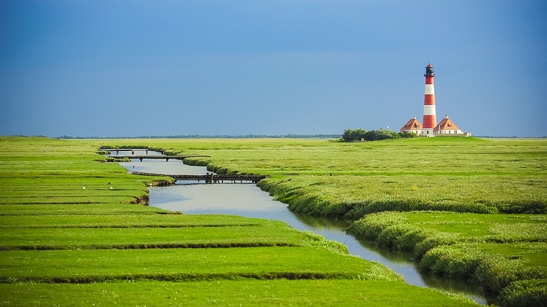 Westerhever lighthouse, Wadden Sea National Park (photo by phybawi from Pixabay)