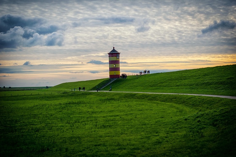 Lighthouse in Pilsum, Wadden Sea National Park (photo by Bernd Focken from Pixabay)
