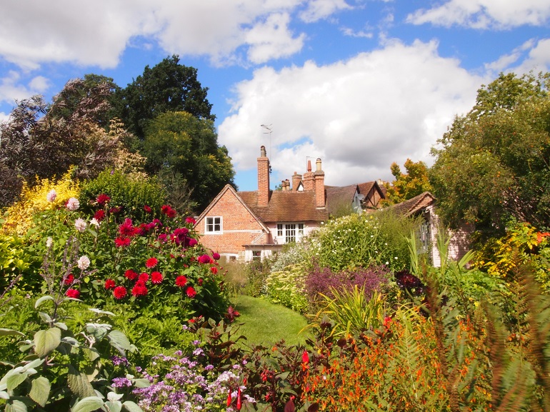 The Mill Garden, Warwick Castle (© Anna Regeniter | Dreamstime.com) The Mill Garden, Warwick Castle (© Anna Regeniter | Dreamstime.com)