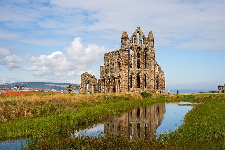 Whitby Abbey (photo by Mike Peel - CC-BY-SA-4.0)