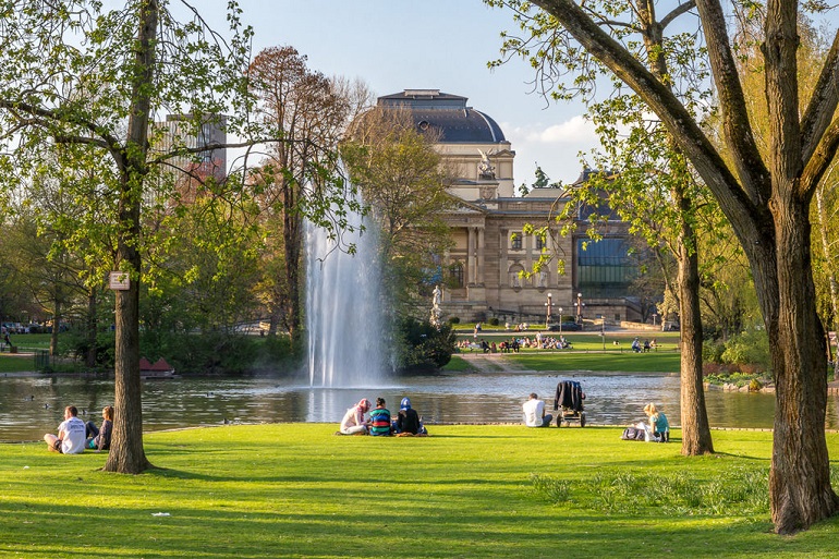 Warmer Damm, Wiesbaden (photo by Benjamin Dahlhoff - CC BY-SA 3.0)