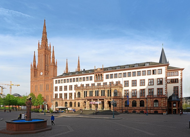 New Town Hall and Market Church on Castle Square, Wiesbaden (photo by Berthold Werner - CC BY-SA 3.0)