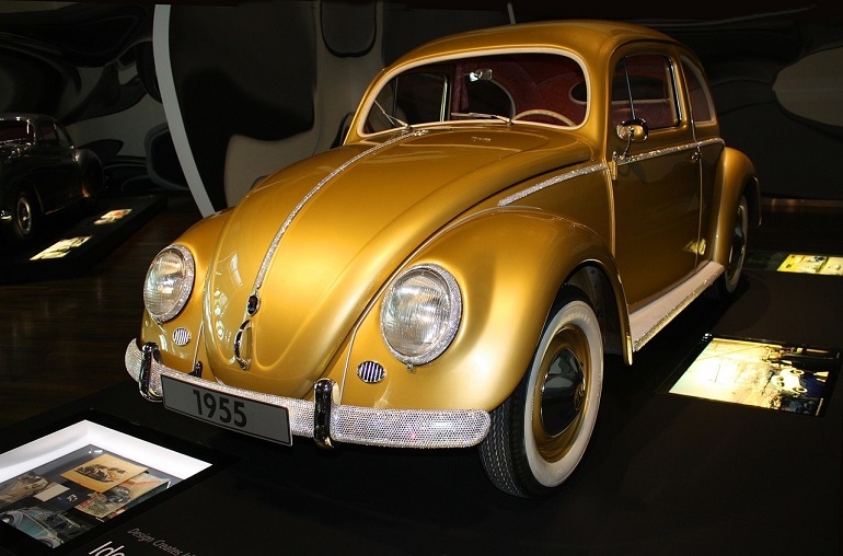 1955 VW Beetle at the AutoMuseum Volkswagen, Wolfsburg (photo by Frauke Riether from Pixabay)