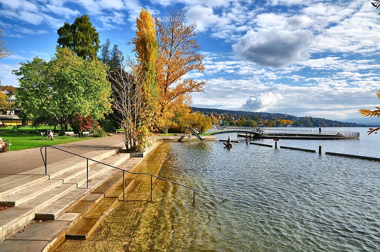 Strandbad Tiefenbrunnen, Zürich (photo by Roland zh - CC BY-SA 3.0)
