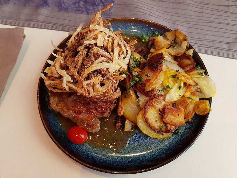 Zwiebelrostbraten (Gerda Arendt - CC BY-SA 4.0)